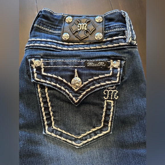 Miss Me Loose Saddle Stitch Border Skinny Jeans. Sizes: 27 & 28 - Picture 12 of 14